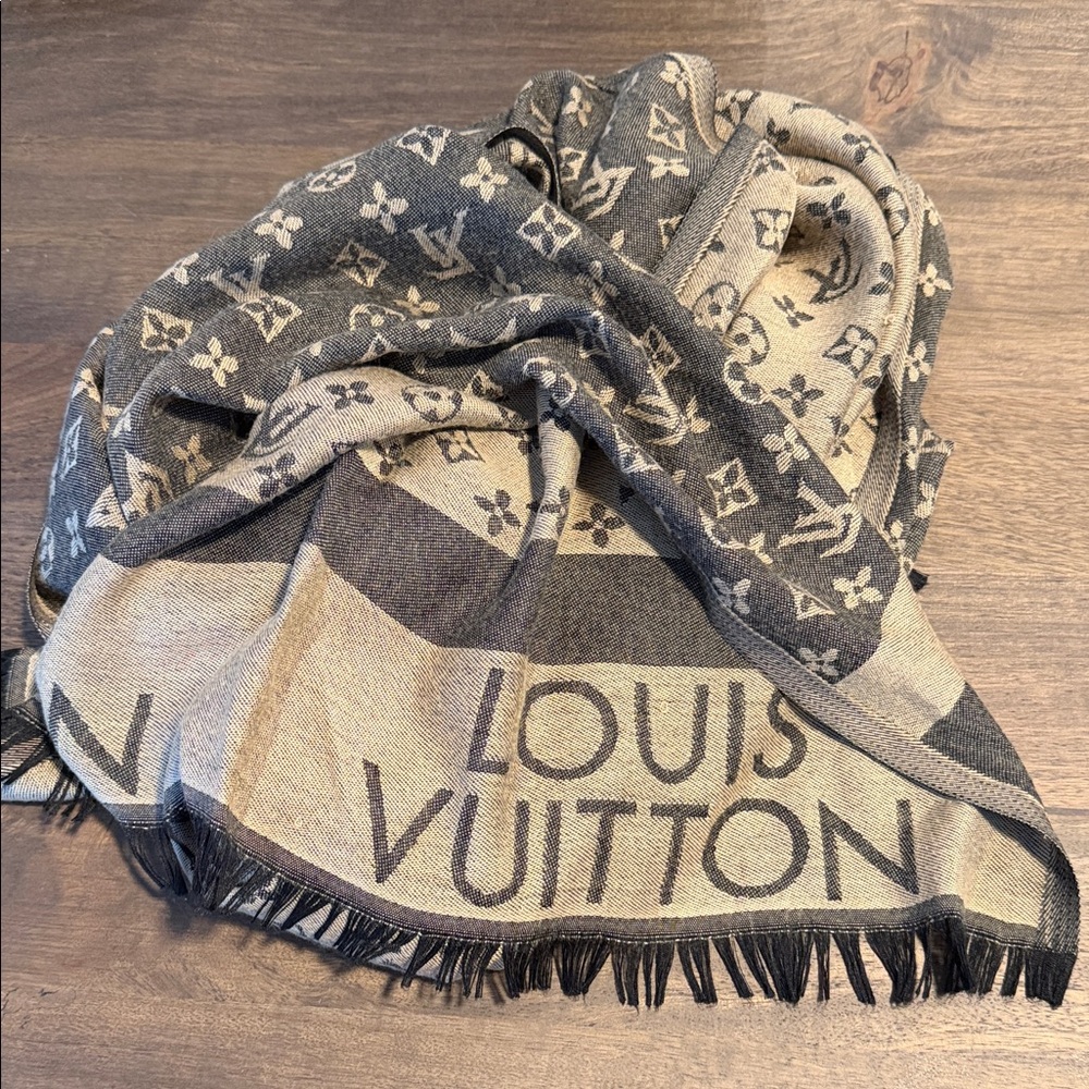 Louis Vuitton Black and Cream Monogram Shawl